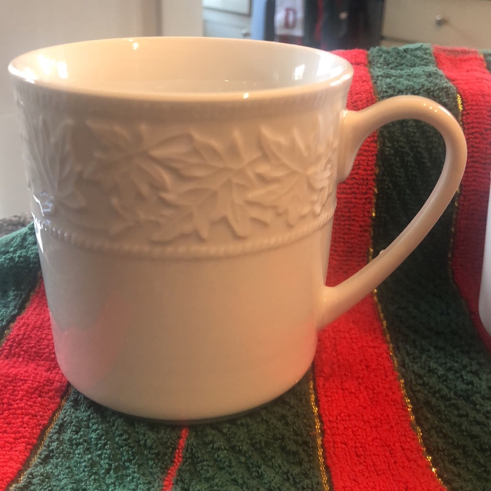 Pair of 2 Martha Stuart collection Ivory mugs 🍁